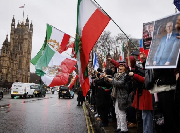 Tað er ikki bara í Iran, at fólk savnast at mótmæla prestastýrið í Iran í hesum døgum. Her síggjast mótmælisfólk uttanfyri bretska tjóðartingið í London (Mynd: EPA)