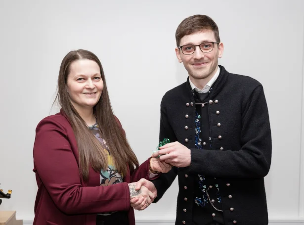 Ein av teimum, ið fekk virðisløn í dag, var maskinmeistarin Nicklas Olivur Dam, ið fekk eitt lummaur frá Smyril Line. Tað var Ruth í Nesinum, sum handaði (Mynd: Smyril Line)