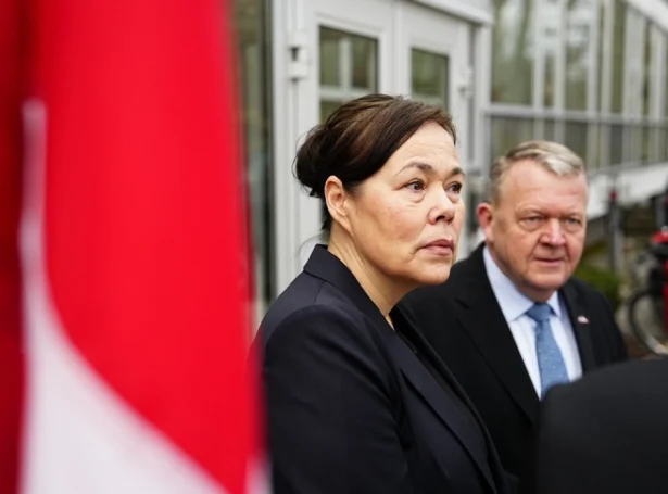 Vivian Motzfeldt og Lars Løkke Rasmussen uttan fyri donsku sendistovuna í Washington D.C. áðrenn leiðin gekk móti Hvítu húsunum (Mynd: EPA)