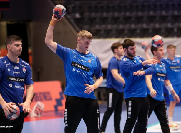 Ísak Vedelsbøl til venjing í Unity leikhøllini í gjár - í morgin spælir nú seldi Savehof-spælarin dyst har (Mynd: Sverri Egholm)