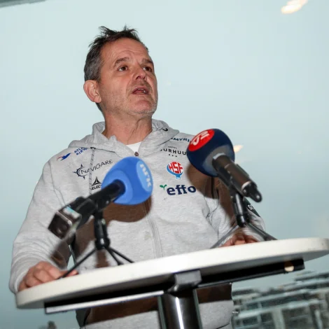 Peter Bredsdorff-Larsen við NRK- og TV2- mikrofonin. Venjarin byrjaði við at seta orð á føroysku menningina og spælararnar (Mynd: Sverri Egholm)