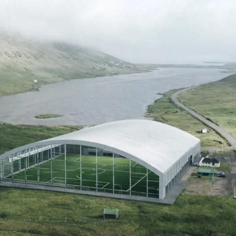 Mynd gjørd við vitlíki, ið vísir eina fótbóltshøll staðsett inni í Dal í Sandoy