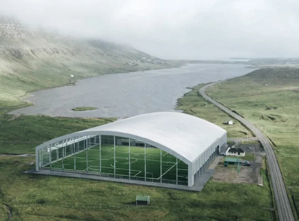 Mynd gjørd við vitlíki, ið vísir eina fótbóltshøll staðsett inni í Dal í Sandoy