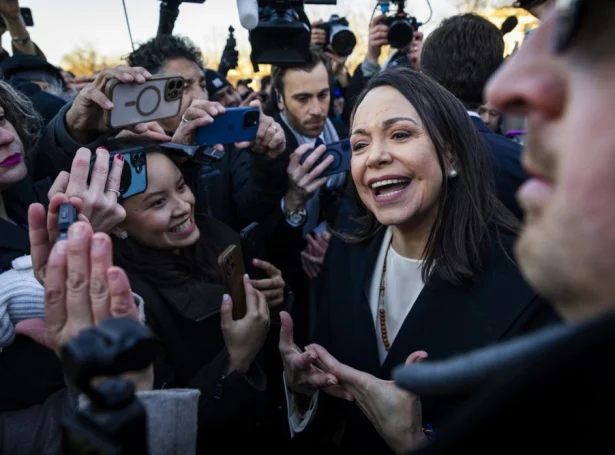 María Corina Marcado tosaði við fjølmiðlarnar uttan fyri kongressina í Washington í dag (Mynd: EPA)