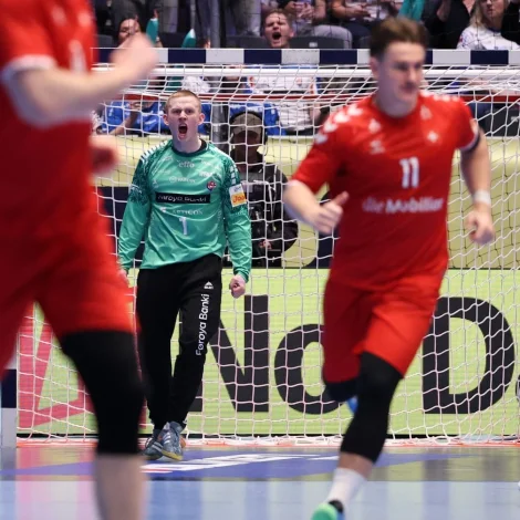 Pauli Jacobsen, sum tók nógv nærskot móti Sveis, men hevði tað truplari við skotum longri útifrá, fer at standa til fleiri langskot í dag (Mynd: Sverri Egholm)