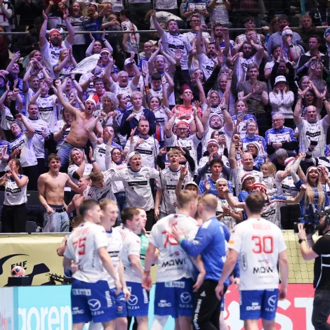 Føroysku fjeppararnir skaptu eitt nærum gandakent leiktjald í fyrsta EM-dystinum hjá Føroyum í hesum endaspælinum (Mynd: Sverri Egholm)