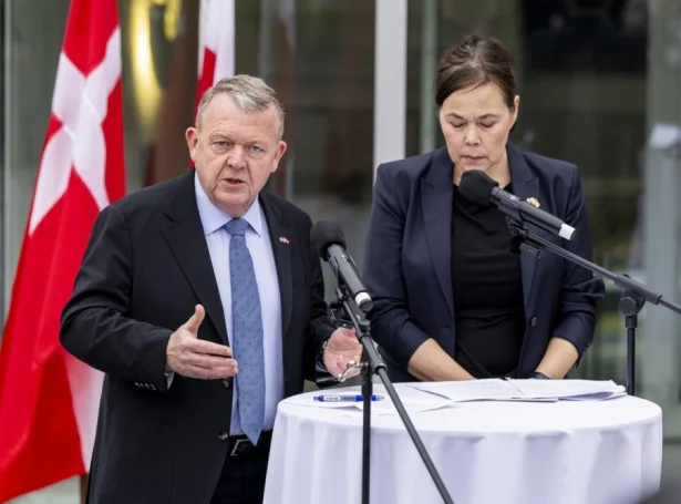 Danski uttanríkismálaráðharrin, Lars Løkke Rasmussen og grønlendska landsstýriskvinnan í uttanríkismálum, Vivian Motzfeldt á tíðindafundi eftir fundin í Hvítu Húsunum mikudagin (Mynd: EPA)