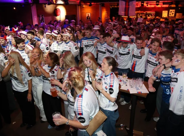 Tað verður aftur gott lag á føroyingunum í dag  - vónandi fer tað ikki at vera ávirka av vánaligari tænastu í høllini (Mynd: Sverri Egholm)