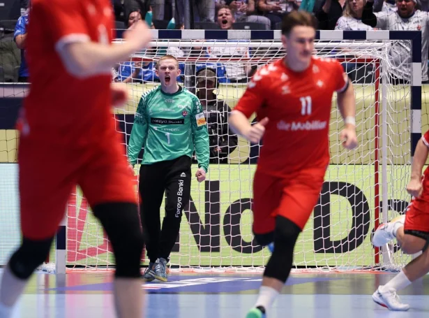 Pauli Jacobsen, sum tók nógv nærskot móti Sveis, men hevði tað truplari við skotum longri útifrá, fer at standa til fleiri langskot í dag (Mynd: Sverri Egholm)