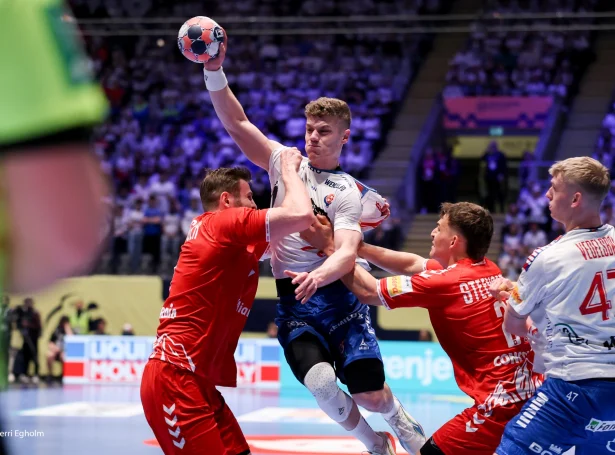 Óli Mittún var ein teirra, sum fekk nógv sløg í gjár móti Sveis. Hann og liðfelagarnir skulu skjótt koma fyri seg og fyrireika seg um at spæla um stigini sunnukvøldið (Mynd: Sverri Egholm)