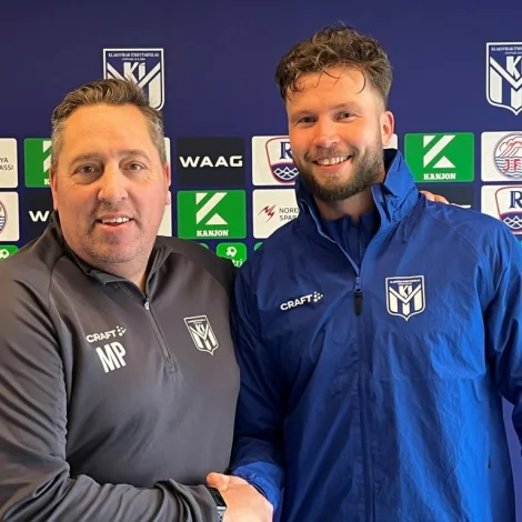 Magnus Powell saman við í Erlend Husted, sum KÍ nú hevur kunngjørt sum sín fyrsta nýggja spælara til 2026. Talan er um eitt-ára sáttmála (Mynd: Klaksvíkar Ítróttafelag)