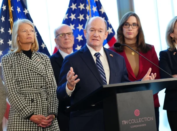 Demokratiski senatorurin, Chris Coons á tíðindafundi í Keypmannahavn fyrrapartin (Mynd: EPA)