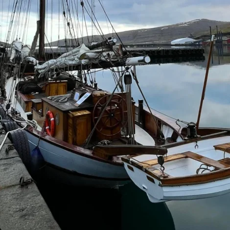Fyrsta seglskipið í ár komið á Vág