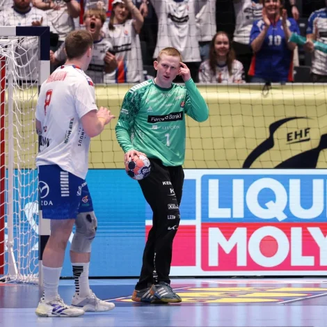 Pauli Jacobsen spældi sín besta A-landsdyst higartil, tá Føroyar settu Montenegro uppá pláss og vunnu fyrsta EM-sigurin. Føroyski málverjin hevur í felagshondbólti letið eftir spælitíð, og nú tykiskt púra greitt at hann skal til bestu norsku deildina (Mynd: Sverri Egholm)