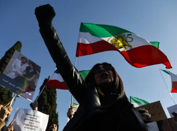 Fólk í Italia vísa iranska fólkinum sín stuðul (Mynd: EPA)