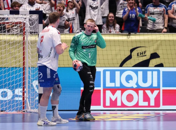 Pauli Jacobsen spældi sín besta A-landsdyst higartil, tá Føroyar settu Montenegro uppá pláss og vunnu fyrsta EM-sigurin. Føroyski málverjin hevur í felagshondbólti letið eftir spælitíð, og nú tykiskt púra greitt at hann skal til bestu norsku deildina (Mynd: Sverri Egholm)