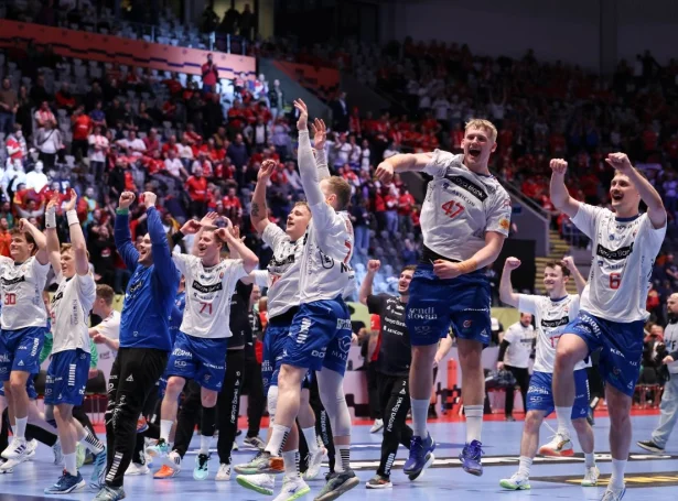 Føroysku spælararnir takka fjepparum sínum eftir eitt frálíkt avrik - frá báðum (Mynd: Sverri Egholm)