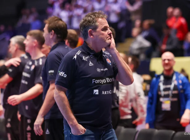 Mynd av Peter Bredsdorff-Larsen, sum feldi nøkur tár eftir søguliga EM-sigurin fyrradagin.