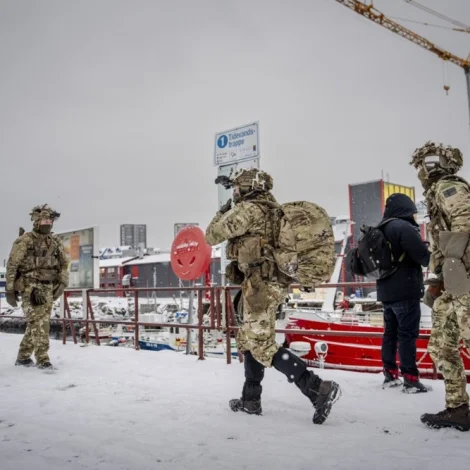 Fleiri donsk herfólk til Grønlands í kvøld