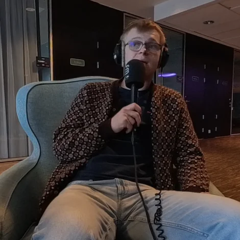 Video: - Hann pissar á teir Thumbnail