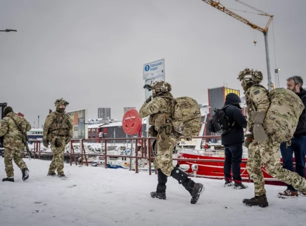 Hesi donsku herfólkini komu til Nuuk í gjár (Mynd: EPA)