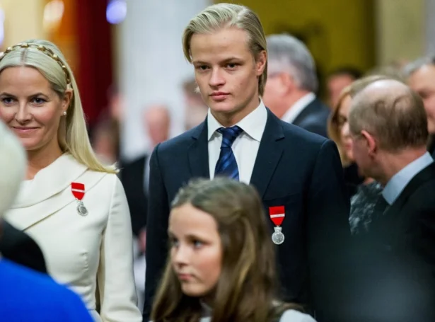 Mette-Marit og Marius Borg Høiby avmyndað í 2016 (Mynd: EPA)