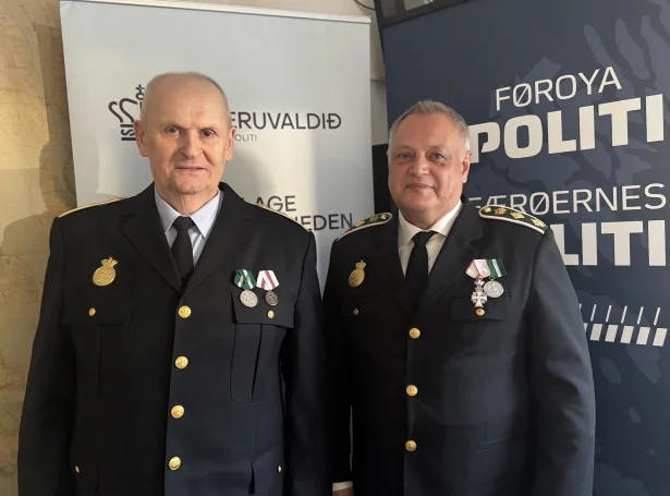 Hans Ludvig Djurhuus fekk gull eikibløð til heiðursteknið fyri 50 ára tænastu í løgregluni. Til høgru Michael Boolsen, fúti (Mynd: Føroya Politi)