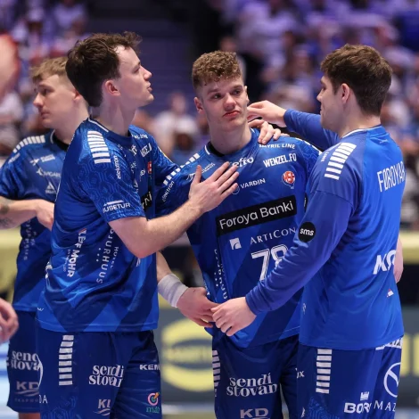 Vónbrotnir føroyingar - teir funnu ikki í nóg stórna mun rútmuna í kvøld. Meira skal til fyri at koma til eitt EM-miðumfar (Mynd: Sverri Egholm)