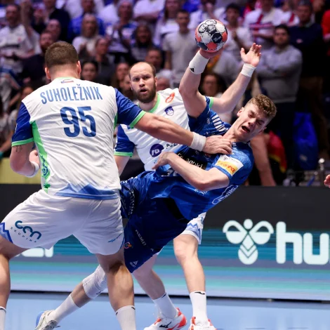 Slovenar spældu hart - og til tíðir skitið. Einki var tó verri enn hetta, tá nummar 95 smekkaði armin út móti einum flúgvandi Óla Mittún (Mynd: Sverri Egholm)