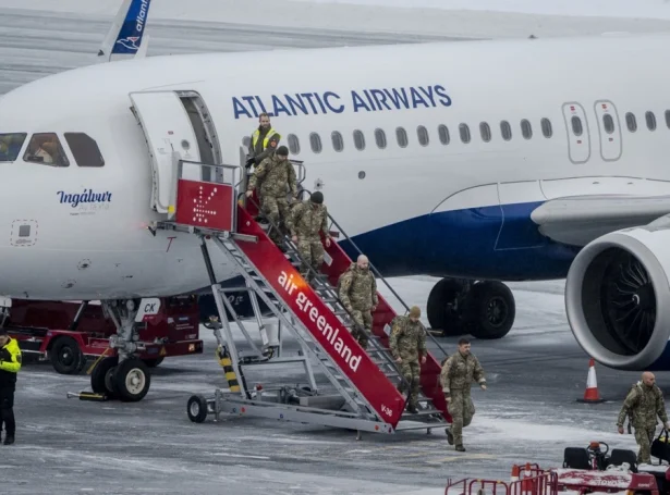 'Ingálvur' hjá Atlantsflog varð brúktur til at flyta donsk herfólk til Grønlands í gjárkvøldið. Áðrenn flogfarið lendi í Kangerlussuaq, millumlendi tað í Nuuk og setti nøkur fólk av. Myndin er frá Nuuk (Mynd: EPA)