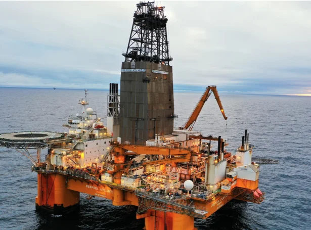 Boripallurin Deepsea Atlantic, sum Odfjell eigur, finnur olju í Norðsjónum. Í vár skal hann bora fleiri brunnar á Rosebank leiðini tætt við Føroyar.