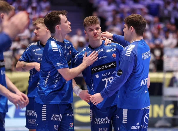 Vónbrotnir føroyingar - teir funnu ikki í nóg stórna mun rútmuna í kvøld. Meira skal til fyri at koma til eitt EM-miðumfar (Mynd: Sverri Egholm)