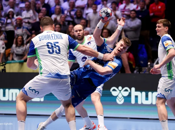 Slovenar spældu hart - og til tíðir skitið. Einki var tó verri enn hetta, tá nummar 95 smekkaði armin út móti einum flúgvandi Óla Mittún (Mynd: Sverri Egholm)