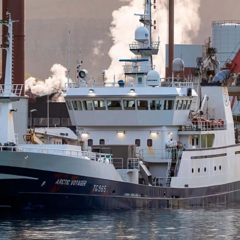 Arctic Voyager kemur á Fuglafjørð við svartkjafti