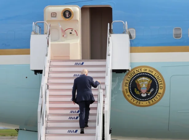 Trump á veg umborð á Air Force One - myndin er frá einum túri í oktober (Mynd: EPA)
