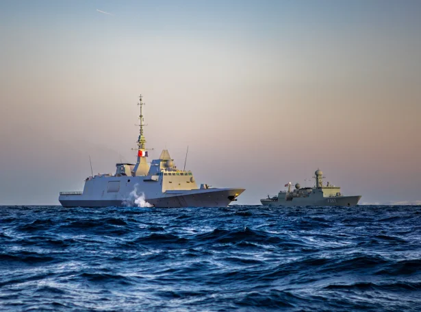 Franska fregattin Bretagne og sjóverjuskipið Thetis avmyndað í grønlendskum sjógvi hesa vikuna (Mynd: Arktisk kommando)