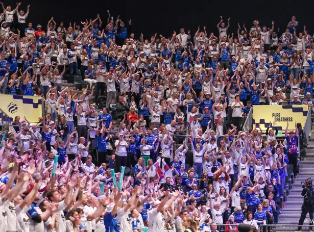 Mett verður at omanfyri 6000 føroyskir áskoðarar vóru í Oslo til EM-endaspælið (Mynd: Sverri Egholm)