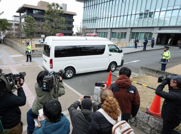 Miðlar uttanfyri rættin í býnum Nara, har dómurin varð sagdur í málinum um drápið á Shinzo Abe (Mynd: EPA)