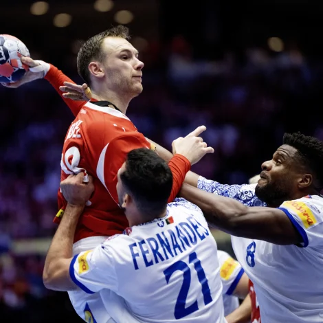 Mathias Gidsel og liðfelagarnir taptu fyri Portugal í bólkafinaluni og kann hetta kosta. Ein sigur móti Fraklandi í kvøld er so at siga eitt krav fyri at røkka hálvfinalunum (Mynd: EPA)