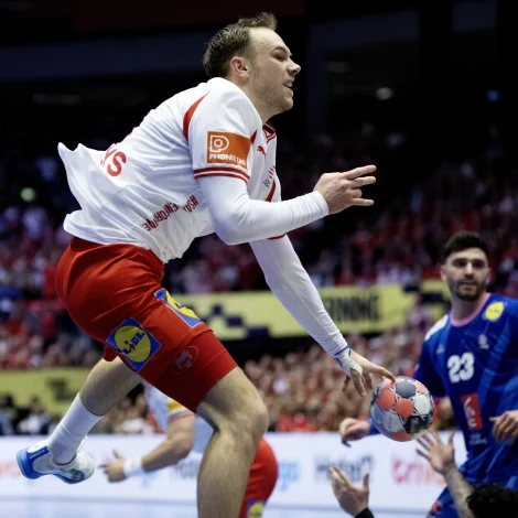 Mathias Gidsel tók ábyrgd móti endanum, og danir hildu høvdið kalt í kroystu støðuni (Mynd: EPA)