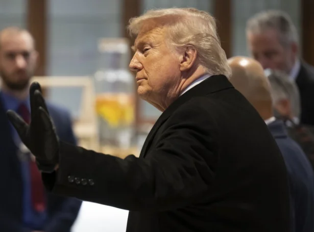 Trump avmyndaður á veg avstað frá toppfundinum í Davos í gjár (Mynd: EPA)