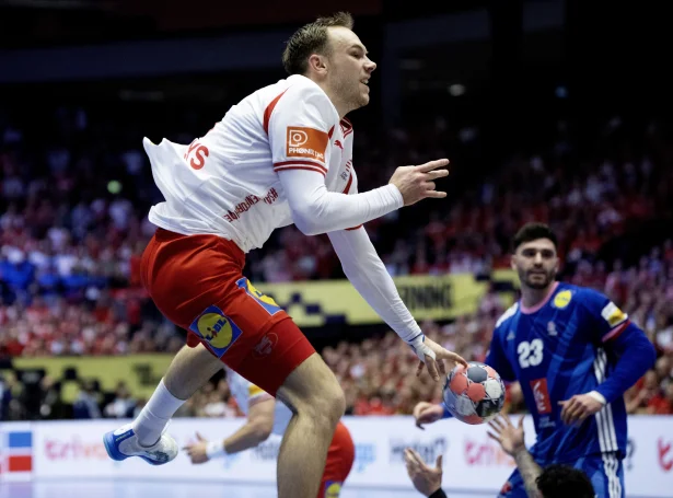 Mathias Gidsel tók ábyrgd móti endanum, og danir hildu høvdið kalt í kroystu støðuni (Mynd: EPA)