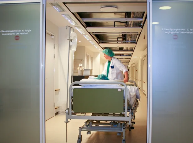 Tvær av trimum kvinnum arbeiða hjá arbeiðsgevara undir almennum ræði, meðan av monnum er tað bert fjórði hvør (Mynd: Hagstovan)