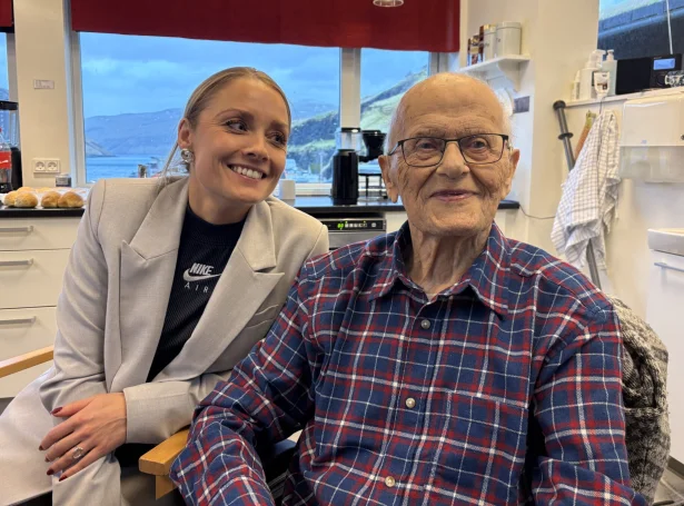 Sára Jógvansdóttir, borgarstjóri, var fyrrapartin og heilsaði upp á føðingardagsbarnið, ið er abbabeiggi hennara og eisini eru tey grannar (Mynd: Vestmanna kommuna)