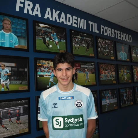 - Dennis hevur fingið eina góða fótbóltsupaling í Føroyum, og vit síggja fram til at arbeiða víðari við hansara menning og at úloysa tað, sum hann hevur í sær, sigur Jonas Hansen akadmistjóri (Mynd: Sønderjyske/B36)