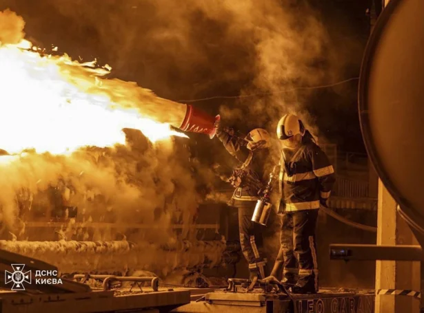 Bjargingarfólk í Kyiv (Mynd: EPA)