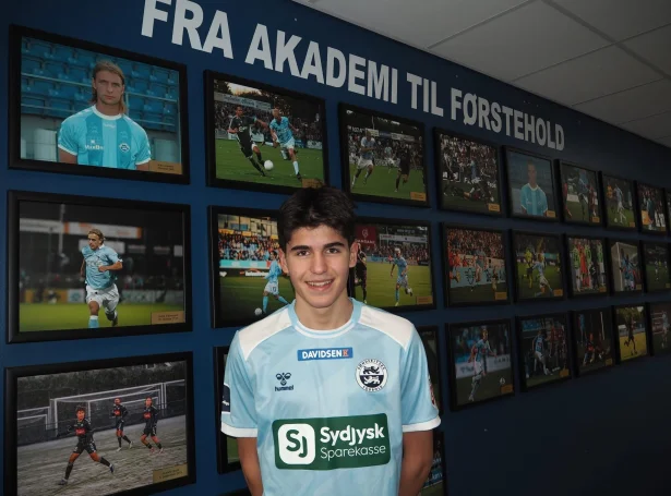 - Dennis hevur fingið eina góða fótbóltsupaling í Føroyum, og vit síggja fram til at arbeiða víðari við hansara menning og at úloysa tað, sum hann hevur í sær, sigur Jonas Hansen akadmistjóri (Mynd: Sønderjyske/B36)