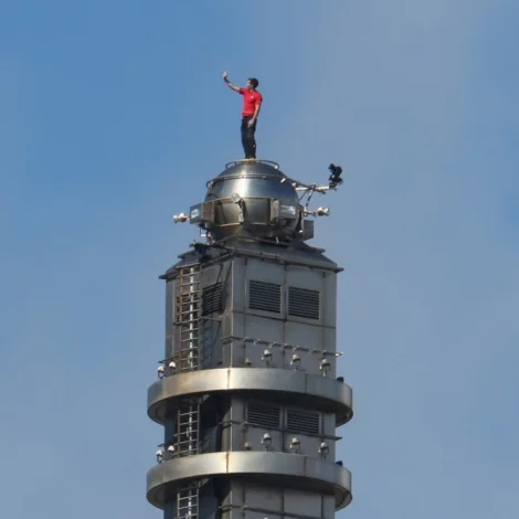 Klintraði upp á 500 metrar høgan skýskavara uttan útgerð