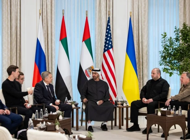 Mohamed bin Zayed Al Nahyan, forseti í Sameindu Arabisku Emiratunum hitti umboð fyri Ukraina, Russland og USA í Abu Dhabi um vikuskiftið (Mynd: EPA)