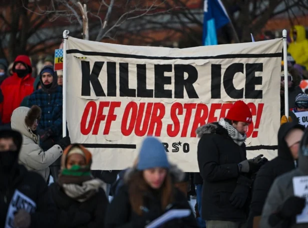 Mótmælisfólk savnaðust til minningarhald í Minneapolis í gjárkvøldið (Mynd: EPA)